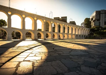 Turismo: A boemia carioca mora sob os Arcos da Lapa