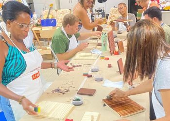 Anchieta: Artesãos participam de oficina de reprodução de ícone religioso introduzido no Santuário Nacional