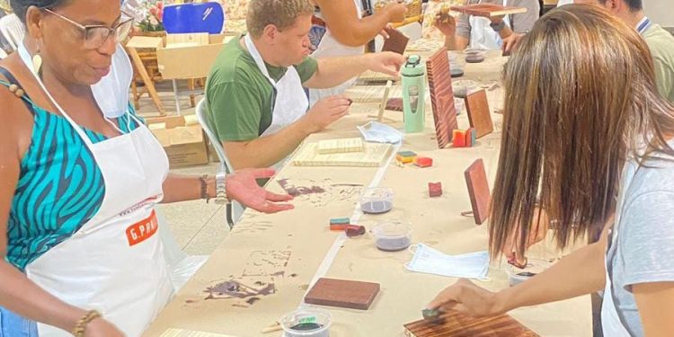 Anchieta: Artesãos participam de oficina de reprodução de ícone religioso introduzido no Santuário Nacional