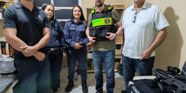 Anchieta: Agentes da Guarda Municipal recebem coletes e novo fardamento