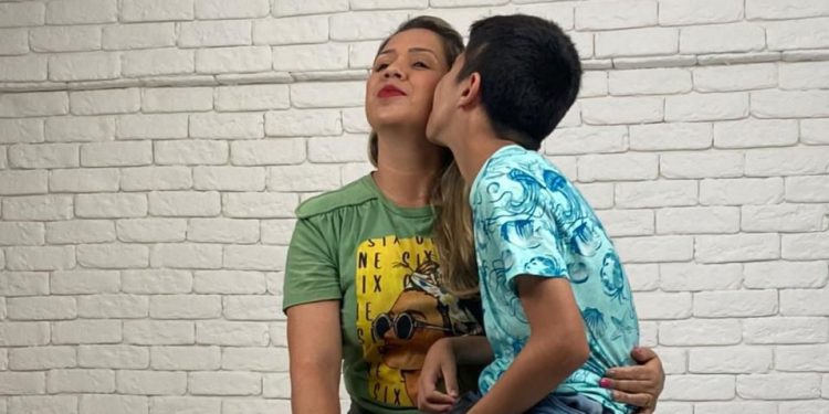 Marataízes: Adolescente com paralisia cerebral encanta ao cantar em missa