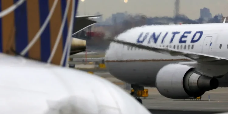 Boing: Avião da United Airlines perde roda após decolagem