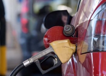 Economia: Alta do dólar pode gerar um aumento no preço da gasolina