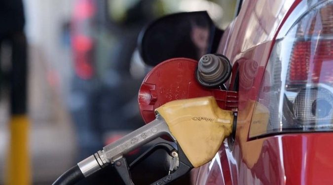 Economia: Alta do dólar pode gerar um aumento no preço da gasolina