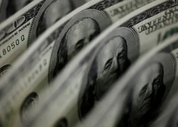Economia: Dólar fecha em R$ 5,66 após superar R$ 5,70 durante o dia