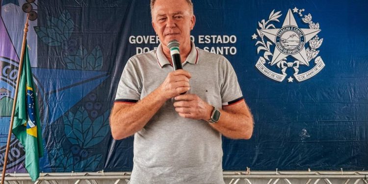 Espírito Santo: Governador entrega máquinas e equipamentos agrícolas para 42 municípios