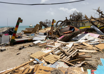 Furacão Beryl: Tormenta atinge a Jamaica enquanto Cayman e México se preparam para o impacto