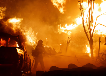 EUA: Incêndio florestal na Califórnia explode e se torna o maior da temporada
