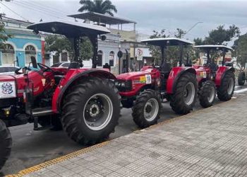 Itapemirim: Prefeitura recebe quatro tratores para a agricultura
