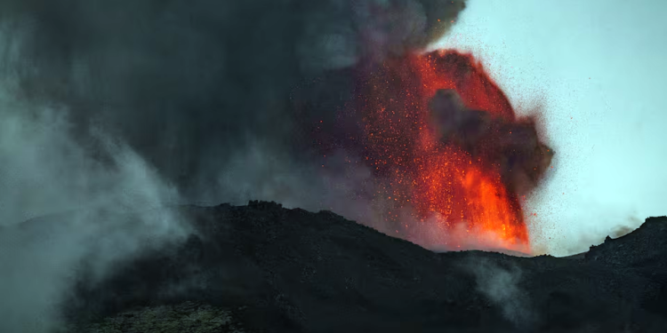 Itália: Vulcões Etna e Stromboli entram em erupção