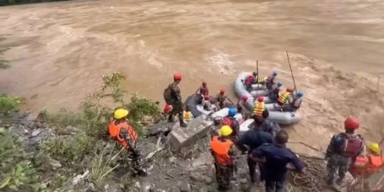 Nepal: Deslizamentos de terra arrastam dois ônibus para um rio e deixam 65 passageiros desaparecidos