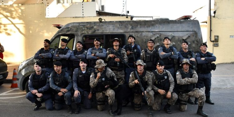 Polícia: PM apreende drogas, armas e detém criminosos em morro de Vitória