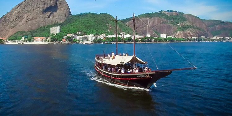 Turismo: Uma outra visão do Rio num passeio de barco na Baía de Guanabara