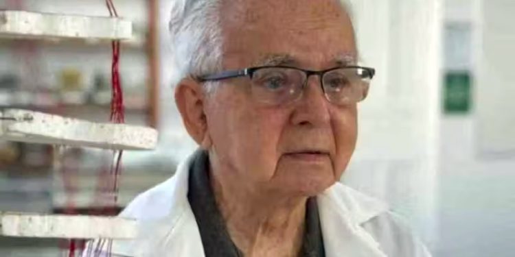 Reconhecimento: Professor capixaba de 92 anos é homenageado na aposentadoria