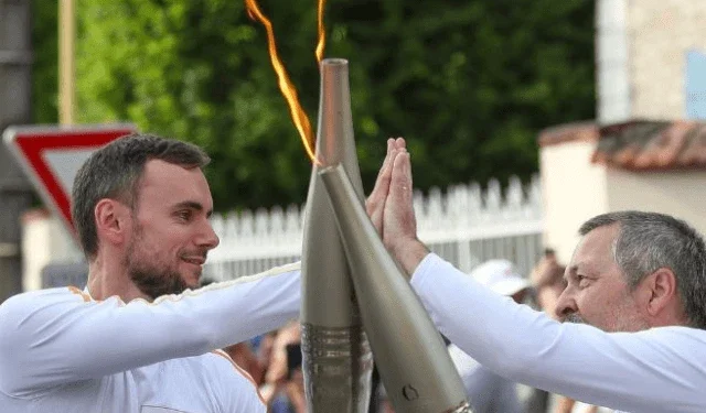 Olimpíadas 2024: Tocha olímpica chega a Paris com comemorações por toda a cidade