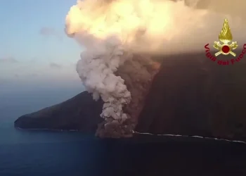 Vulcão Stromboli: Itália emite alerta vermelho sobre atividade vulcânica
