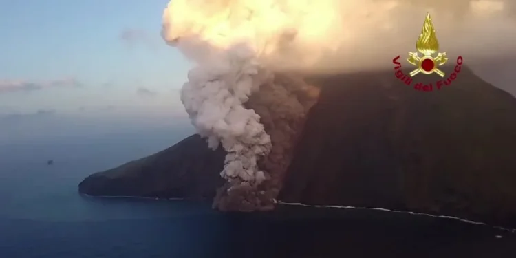 Vulcão Stromboli: Itália emite alerta vermelho sobre atividade vulcânica