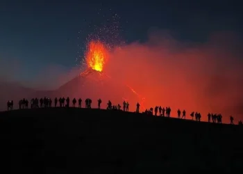 Itália: Vulcão Etna lança cascata de lava