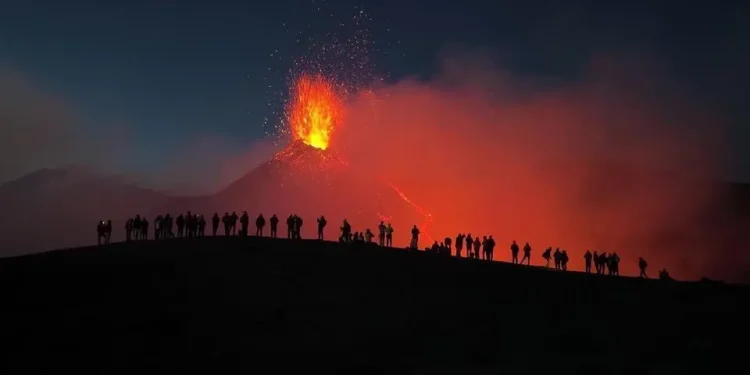Itália: Vulcão Etna lança cascata de lava