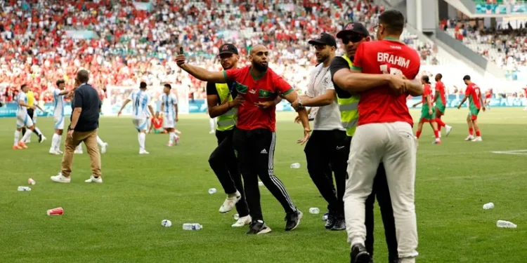 Paris 2024: Marrocos vence a Argentina em jogo de futebol tumultuado