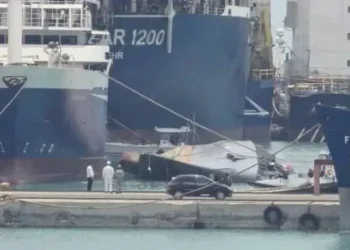 Irã: Navio de guerra vira em porto pode ficar fora de ação por seis meses