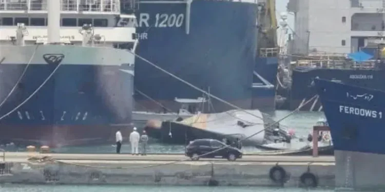 Irã: Navio de guerra vira em porto pode ficar fora de ação por seis meses