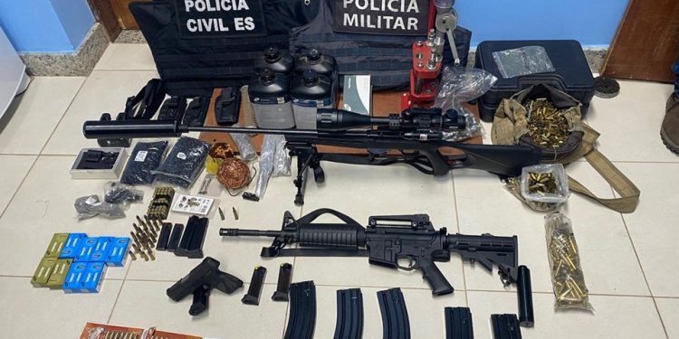 Alfredo Chaves: Operação conjunta da PC e PM apreende fuzil e pistola