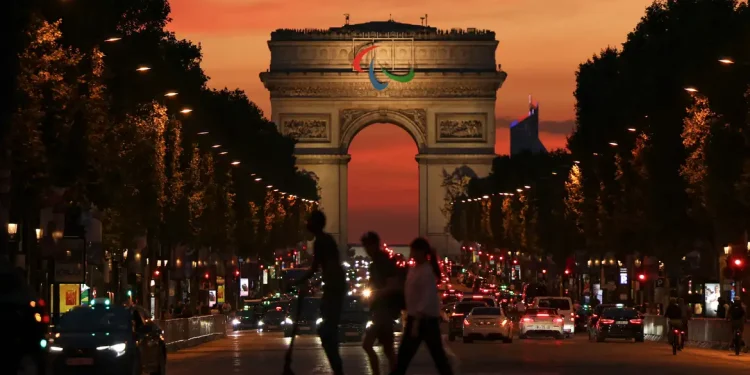 Paris 2024: Chama Paralímpica é acessa em Stoke Mandeville