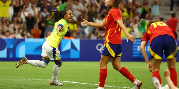 Paris 2024: Brasil derrota Espanha e busca o ouro na final do futebol feminino