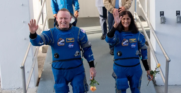 Presos no espaço: Problemas com a espaçonave impede o retorno dos astronautas à Terra