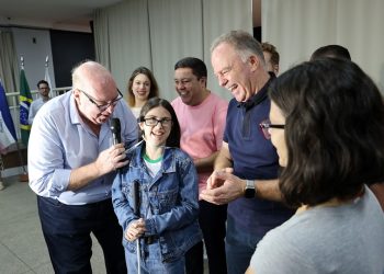 Espírito Santo: Governo entrega óculos inteligentes para alunos com deficiência visual