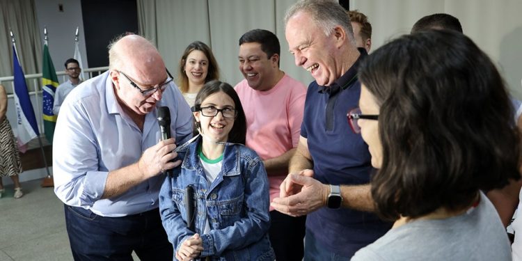 Espírito Santo: Governo entrega óculos inteligentes para alunos com deficiência visual