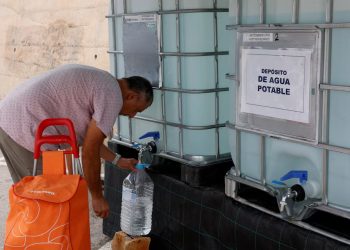 Espanha: Pessoas fazem fila para comprar água engarrafada na Costa Blanca atingida pela seca