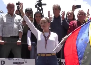 Venezuela: María Corina discursa à multidão no protesto da oposição