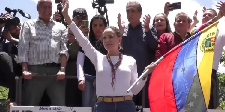Venezuela: María Corina discursa à multidão no protesto da oposição