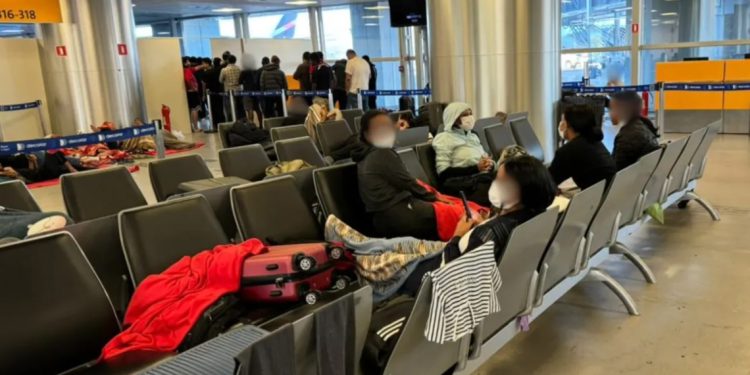 Aeroporto de Guarulhos: Imigrante retido com suspeita de mpox está com catapora