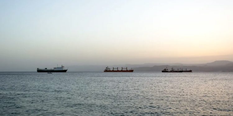 Mar Vermelho: Navio com 150 mil toneladas de petróleo bruto atacado representa “risco ambiental”