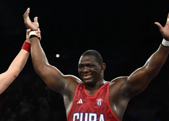 Paris 2024: Lutador cubano faz história com quinto ouro olímpico consecutivo em modalidade