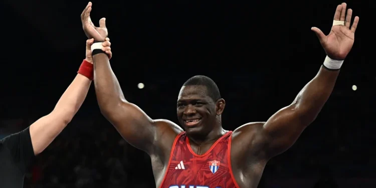 Paris 2024: Lutador cubano faz história com quinto ouro olímpico consecutivo em modalidade