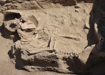 Peru: Arqueólogos desenterram corpos em templo com até 3.8 mil anos de idade