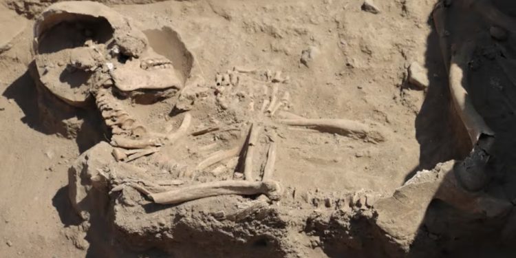 Peru: Arqueólogos desenterram corpos em templo com até 3.8 mil anos de idade