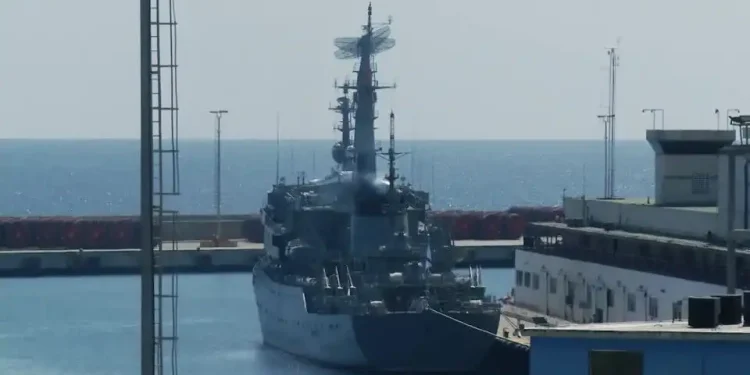 Tensão: Navio de treinamento russo atraca em porto na Venezuela