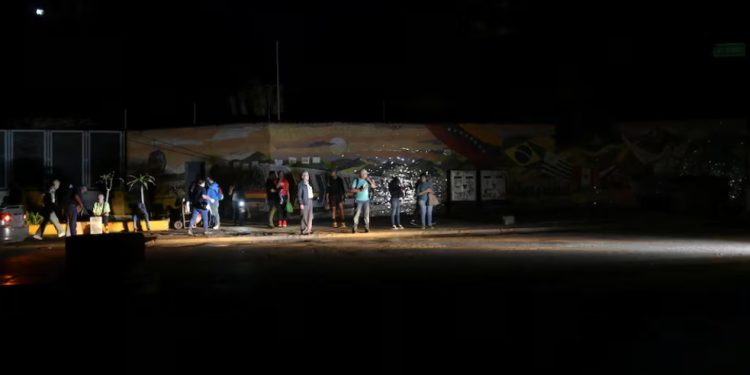 Venezuela: Energia elétrica retorna após apagão nacional