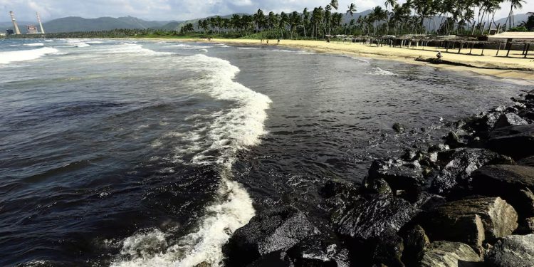 Venezuela: Vazamento de óleo é registrado na costa caribenha do país