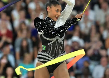 Paris 2024: Bárbara Domingos põe Brasil em 1ª final individual da ginástica rítmica