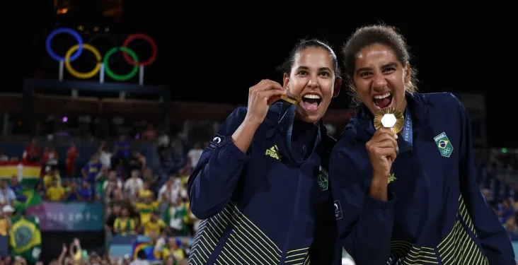 Paris 2024: Brasil é ouro no vôlei de praia feminino
