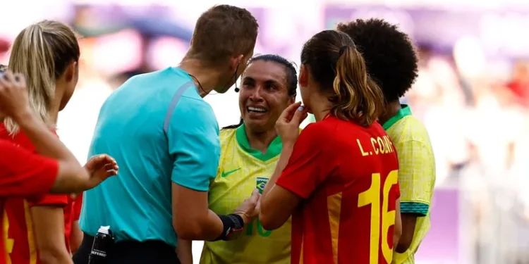 Paris 2024: Brasil chega às quartas mesmo perdendo para a Espanha e Marta expulsa