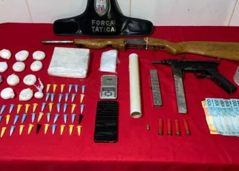 Piúma: Polícia Militar apreende submetralhadora, espingarda e drogas no Céu Azul