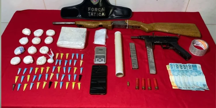 Piúma: Polícia Militar apreende submetralhadora, espingarda e drogas no Céu Azul