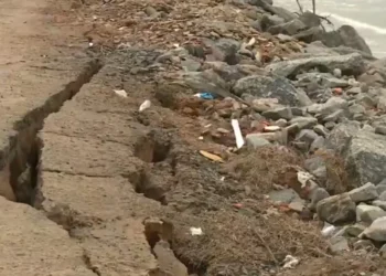 Marataízes: Rachaduras em obra de contenção preocupam moradores